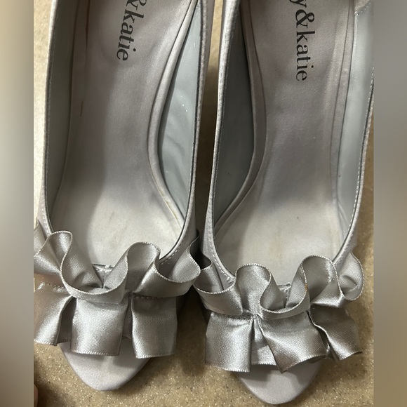 Kelly And Katie Heels Women’s Size 6 Silver Ruffle Kk Dahlia - Picture 7 of 9